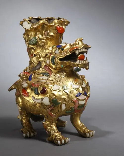 ▲「東京鑑古堂」推出清乾隆〈御製銅鎏金嵌百寶瑞獸〉。（圖／台北文華藝博提供）