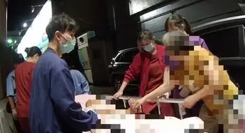 在寺廟被龜殼花咬傷！苗栗婦人左手腫脹昏迷　警開道5分鐘抵醫院

