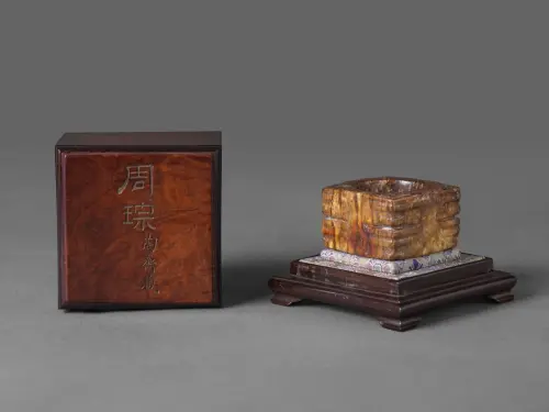 ▲「文薈堂」呈現西元前3300年良渚文化〈玉琮〉。（圖／台北文華藝博提供）