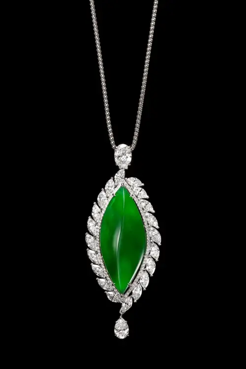 ▲「玉世家」呈現〈頂級馬眼形翡翠鑲鑽墜飾〉。（圖／台北文華藝博提供）