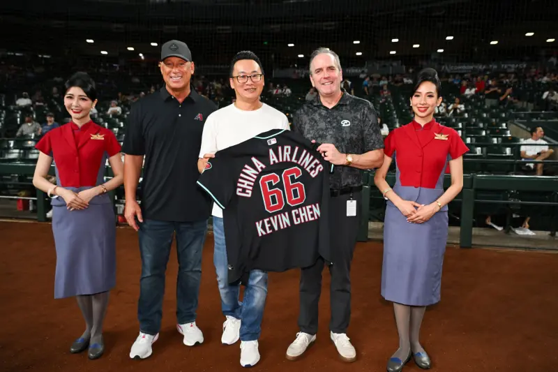 ▲2025美國職棒大聯盟 (MLB) 亞利桑那響尾蛇隊台灣日，中華航空總經理陳漢銘（中）擔任開球嘉賓。（圖／中華航空提供）