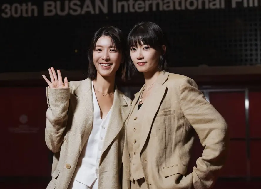 ▲曾經合作過《骨妹》的余香凝（左）、廖子妤（右）在《女孩不平凡》又再度共演，兩人攜手走上釜山影展的紅地毯，和其他主要演員也被形容成華語愛情片的「女神聯盟」。（圖／綺影發行提供）
