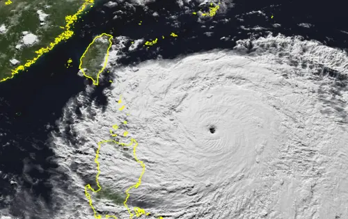 樺加沙登上風王寶座！專家：強度還會提升　颱風眼銳利、結構紮實
