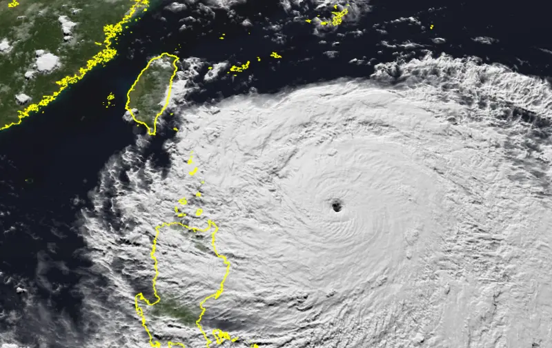 ▲「台灣颱風論壇｜天氣特急」表示，樺加沙颱風眼銳利、結構紮實，目前強度已經是2025年風王，未來甚至還有增強空間。（圖／NCDR）