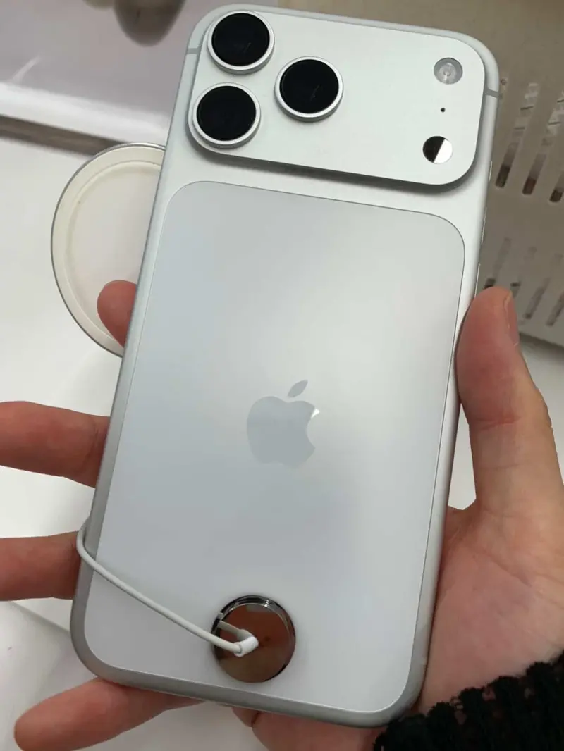    ▲銀色的iPhone17 Pro Max，相比深色機型，機身刮痕較不明顯。（圖／讀者提供）  