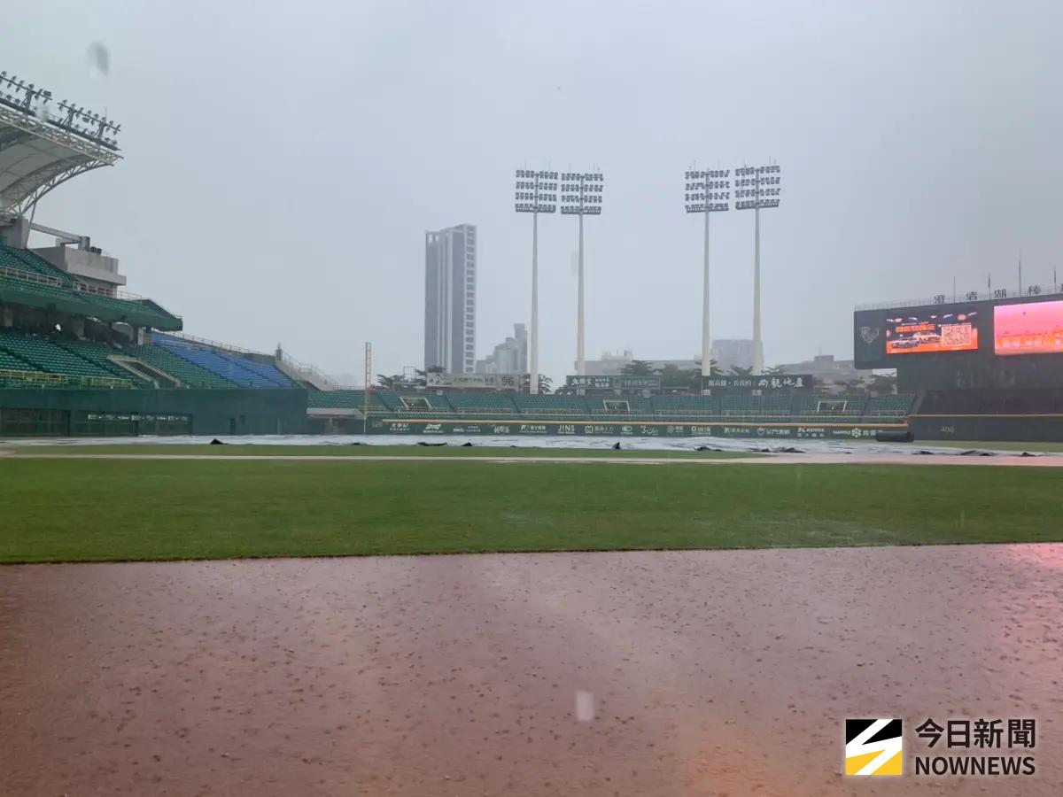 ▲澄清湖球場統一獅與樂天桃猿之戰因雨宣布延賽，補賽日期為10月6日。（圖／記者陳柏翰攝,2025.09.21）