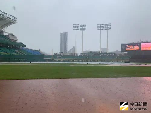 中職／澄清湖球場降下暴雨！帆布過重拉不動　宣布延賽後立刻放晴
