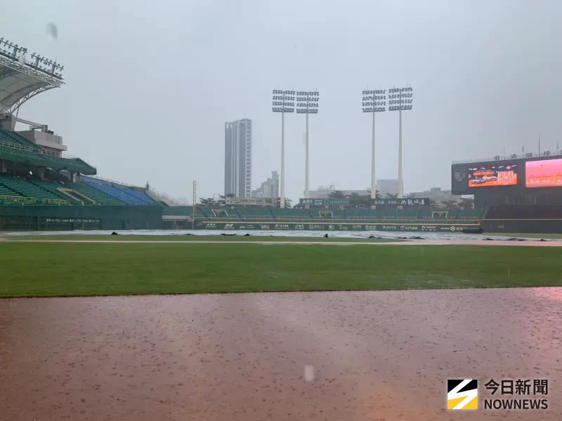 ▲澄清湖球場統一獅與樂天桃猿之戰因雨宣布延賽，補賽日期為10月6日。（圖／記者陳柏翰攝,2025.09.21）