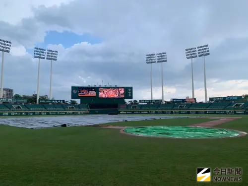 ▲澄清湖球場統一獅與樂天桃猿之戰因雨宣布延賽，有趣的是，宣布延賽後馬上放晴。（圖／記者陳柏攝,2025.09.21）
