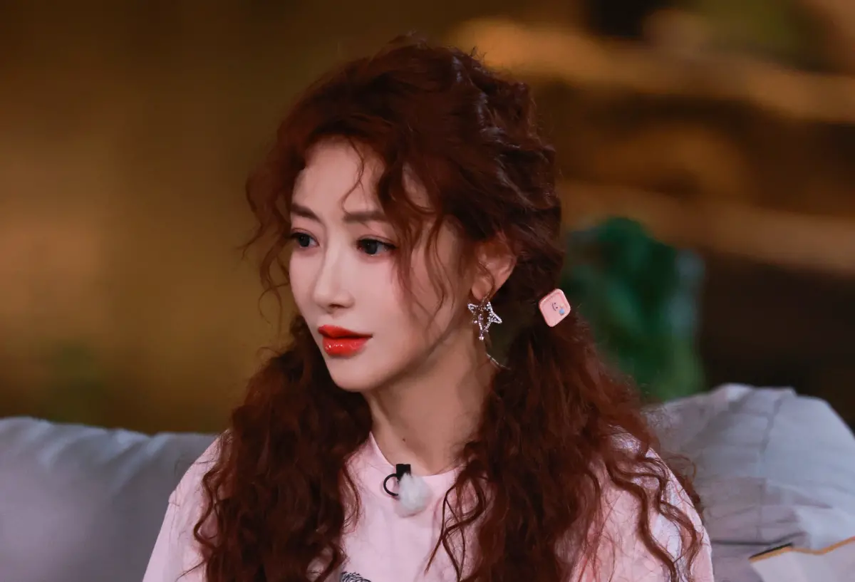 ▲47歲中國女星陳紫函（如圖）為求子停工3年，連續做了12次試管嬰兒仍沒成功，一度和老公在路邊抱著哭。（圖／翻攝自微博）