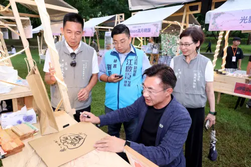 ▲立法院副院長江啟臣參與秋夜爵醒祭文創市集(圖／柳榮俊翻攝2025.9. 21)