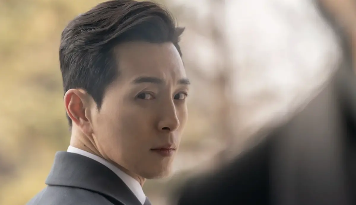 ▲曾在《黑暗榮耀》中飾演「河度領」一角的鄭成日，近期在節目中感嘆當初的片酬完全無法支付日常開銷，因此自己至今還得靠跑外送維生。（圖／Netflix）