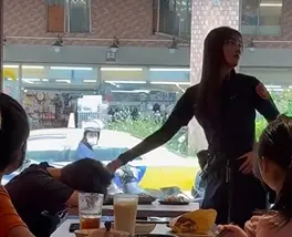 女吃飽趴桌睡被誤以為昏迷　汐止長髮女警「輕拍肩膀叫醒人」爆紅
