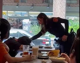▲新北汐止一名張姓女子在早午餐店吃完早餐，疑似因為過度勞累趴著睡著，讓一旁民眾報警求助。結果來了一位長髮女警，亮麗的外表，引爆網友的熱議。（圖／翻攝畫面）