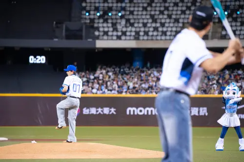 ▲SUPER JUNIOR–L.S.S.利特擔任投手，用超標準的投球姿勢投出完美的好球。（圖／富邦悍將提供）