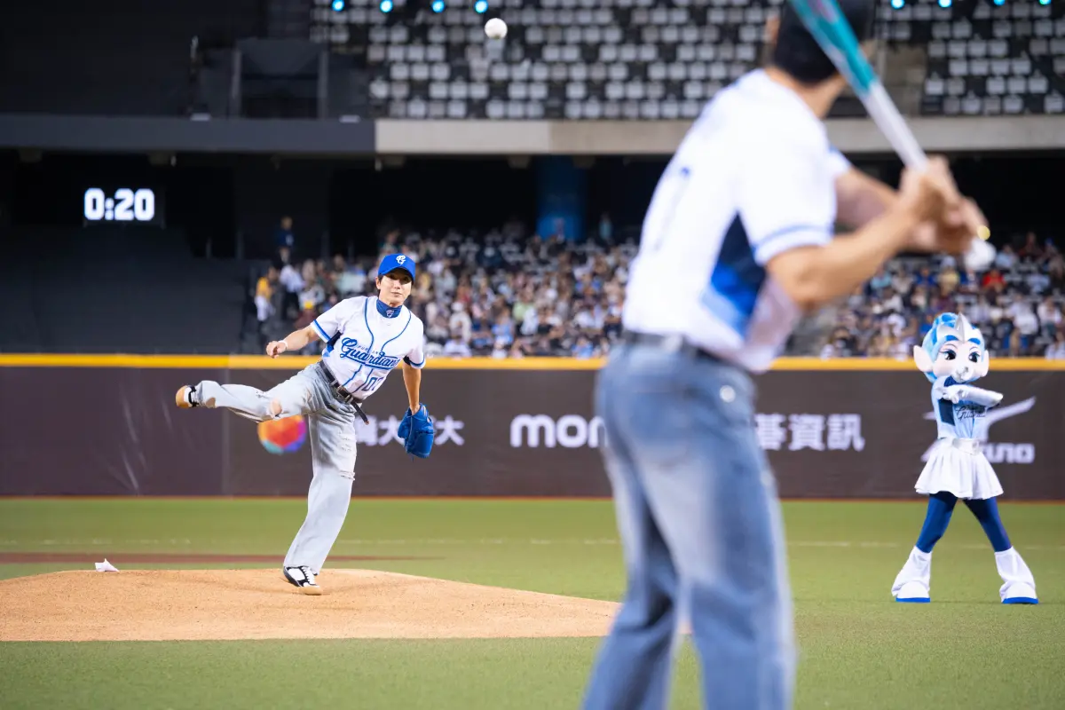 ▲SUPER JUNIOR–L.S.S.利特擔任投手，用超標準的投球姿勢投出完美的好球。（圖／富邦悍將提供）