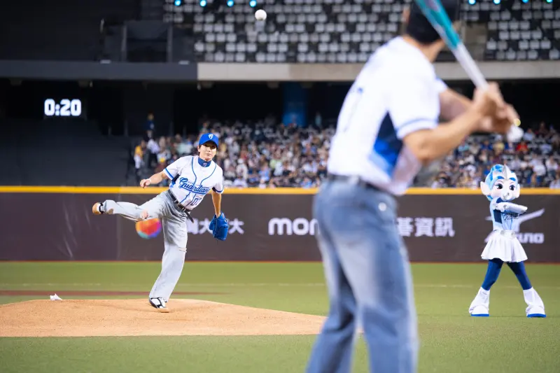 ▲SUPER JUNIOR–L.S.S.利特擔任投手，用超標準的投球姿勢投出完美的好球。（圖／富邦悍將提供）