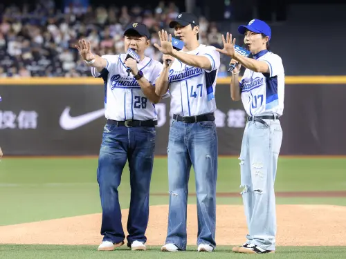 ▲SUPER JUNIOR–L.S.S.利特擔任投手，始源擔任打者，神童則是擔任主審。（圖／富邦悍將提供）