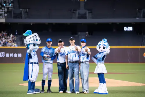 ▲SUPER JUNIOR–L.S.S.利特擔任投手，始源擔任打者，神童則是擔任主審。（圖／富邦悍將提供）