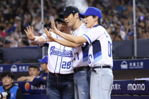 ▲SUPER JUNIOR–L.S.S.利特擔任投手，始源擔任打者，神童則是擔任主審。（圖／富邦悍將提供）