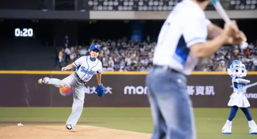 ▲SJ.利特（左）在投完球後，場上超擔任主審的神童還有打手始源卻在一旁突然「吵架」。（圖／富邦悍將提供）