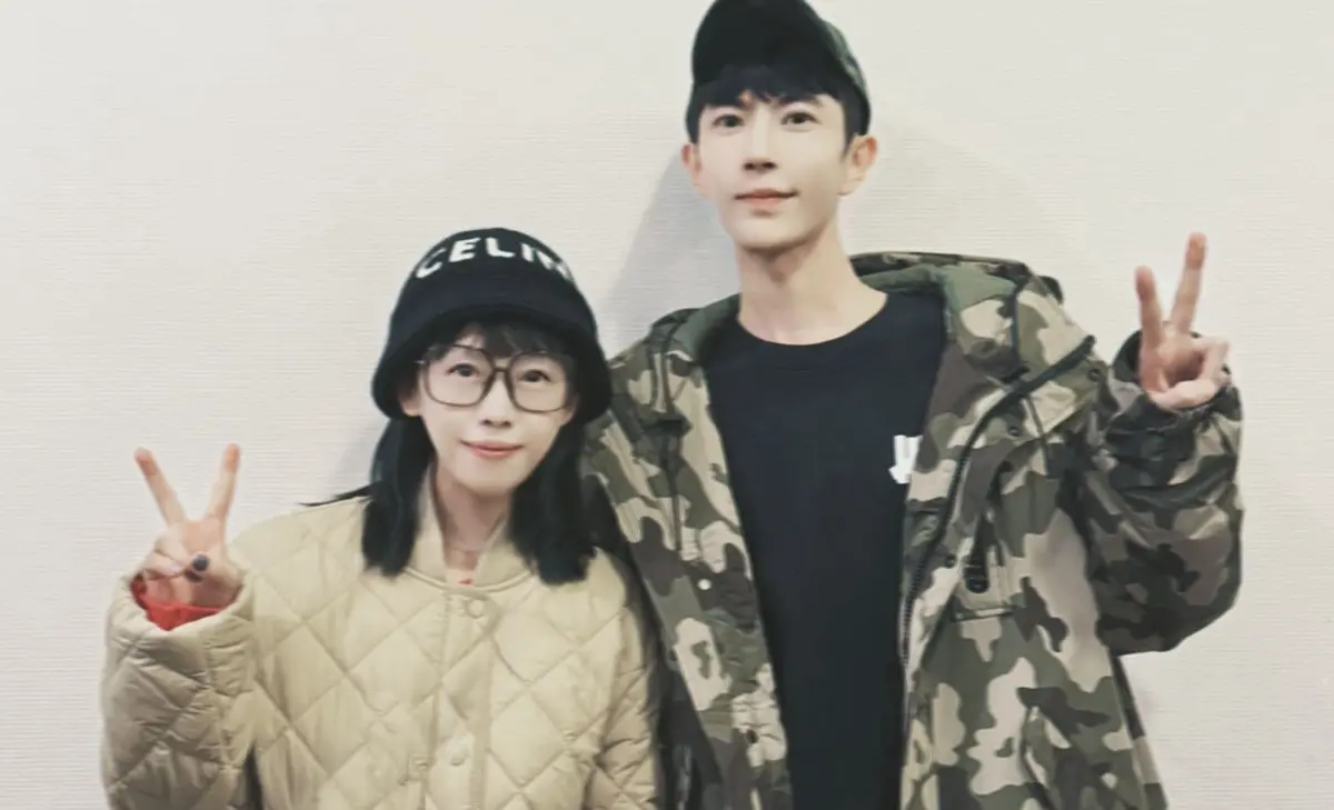 ▲于朦朧（右）死因成謎，許多人為他發聲都慘遭刪文，不料近日編劇汪俞岑（左）竟因此遭預告「墜樓亡」，她隨後發文求救警局，貼文還火速被下架。（圖／微博@汪俞岑）