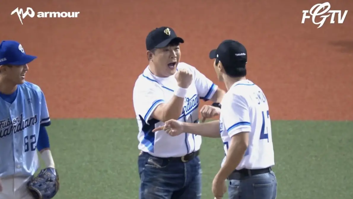 ▲SJ利特今（21）日登上大巨蛋開球，在投出好球後，讓始源（右）慘被出局，豈料卻差點和主審神童（左）「起爭執」。（圖／Fubon Guardians富邦悍將 YouTube）