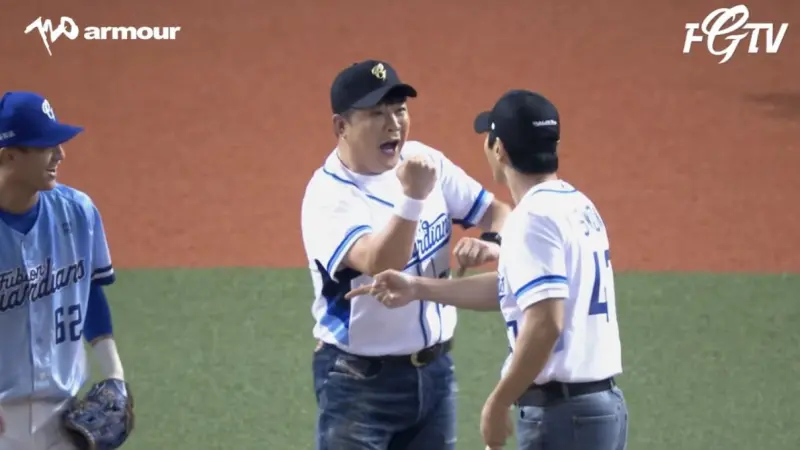 ▲SJ利特今（21）日登上大巨蛋開球，在投出好球後，讓始源（右）慘被出局，豈料卻差點和主審神童（左）「起爭執」。（圖／Fubon Guardians富邦悍將 YouTube）