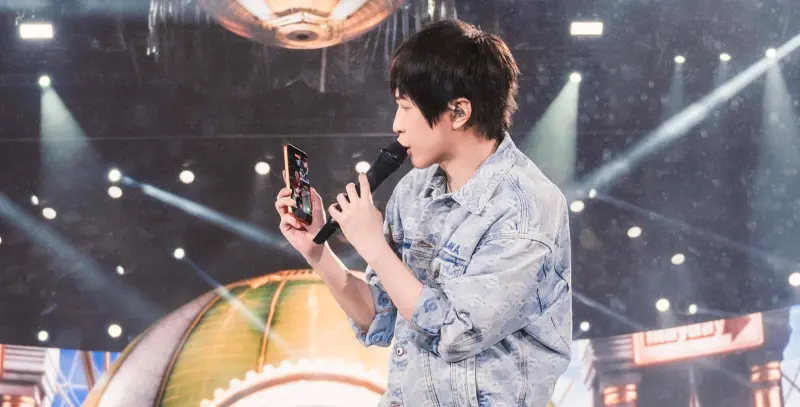 ▲五月天團員在演唱會上，經常會趁著空檔拿起手機幫團員記錄畫面或和粉絲互動。本週到長沙開唱，主唱阿信（如圖）突然拿出最新iPhone 17 Pro，顏色是新色宇宙橘，令觀眾又驚又喜。（圖／相信音樂提供）