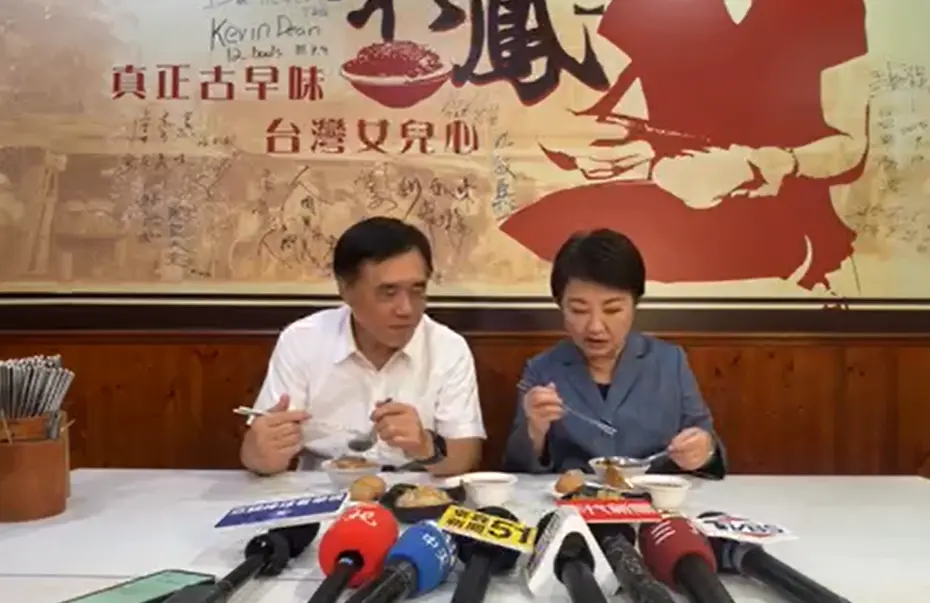 ▲國民黨主席候選人郝龍斌（左）到台中與市長盧秀燕吃播，兩人回憶20幾年的好交情。（圖／翻攝畫面）