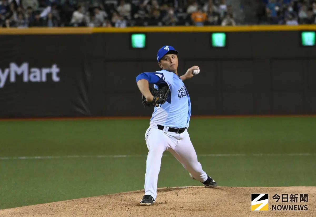 ▲富邦悍將陳仕朋在林哲瑄最後一場比賽擔任先發，主投5.2局失2分，最終吞下敗投。（圖／記者林柏年攝,2025.09.21）