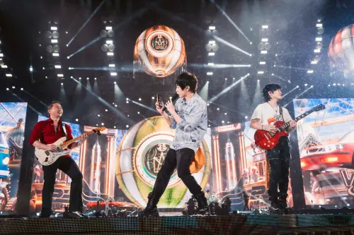 ▲五月天近年在演唱會上空擋，不忘拿起手機記錄當下，長沙站有眼尖粉絲發現，阿信（中）手上是最新的i Phone 17  Pro Max，顏色是新色宇宙局。左為石頭，右為怪獸。（圖／相信音樂提供）