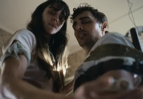 ▲艾莉森布里（左）與戴夫法蘭科（右）在《永遠在一起》，為了挽回愛情，卻遇上詭異恐怖的事件。（圖／采昌提供）