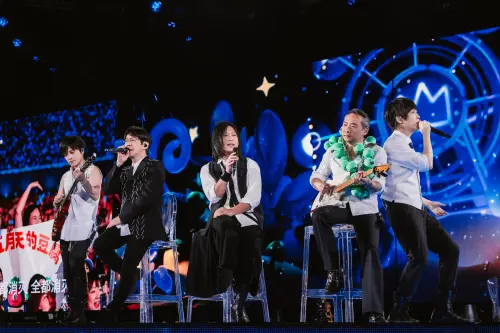 ▲五月天石頭（右2）將演唱會長沙站歌迷特地帶來的「因為你所以五表情包包球吊飾」掛在身上。左起為怪獸、冠佑和瑪莎，右為阿信。（圖／相信音樂提供）