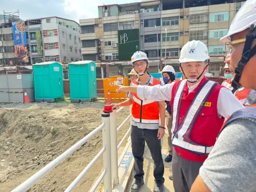 ▲捷運局長吳嘉昌今日視察捷運輕軌營運路段及施工中黃線各區段，要求做好相關防颱整備。（圖／高市府捷運局提供）