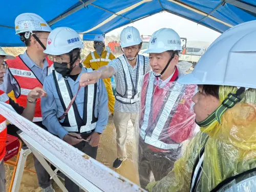 ▲高雄捷運公司表示，輕軌營運路段，已依應變計畫啟動「防颱整備」，包含事先完成側溝清淤。（圖／高市府捷運局提供）