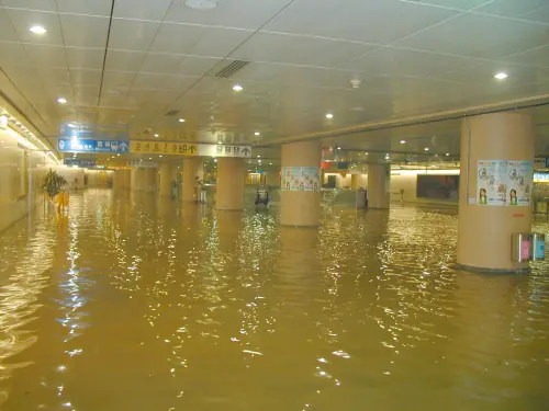 ▲納莉颱風重創全台，水淹北捷。（圖／翻攝自台北捷運FB）