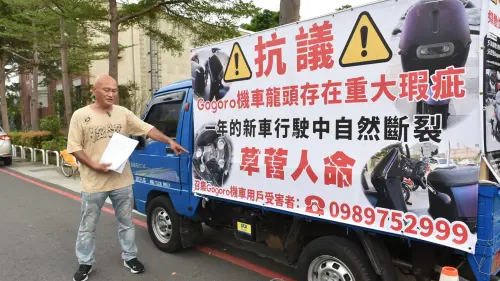 ▲有車主駕駛掛滿抗議標語的貨車繞行。（圖／翻攝畫面）