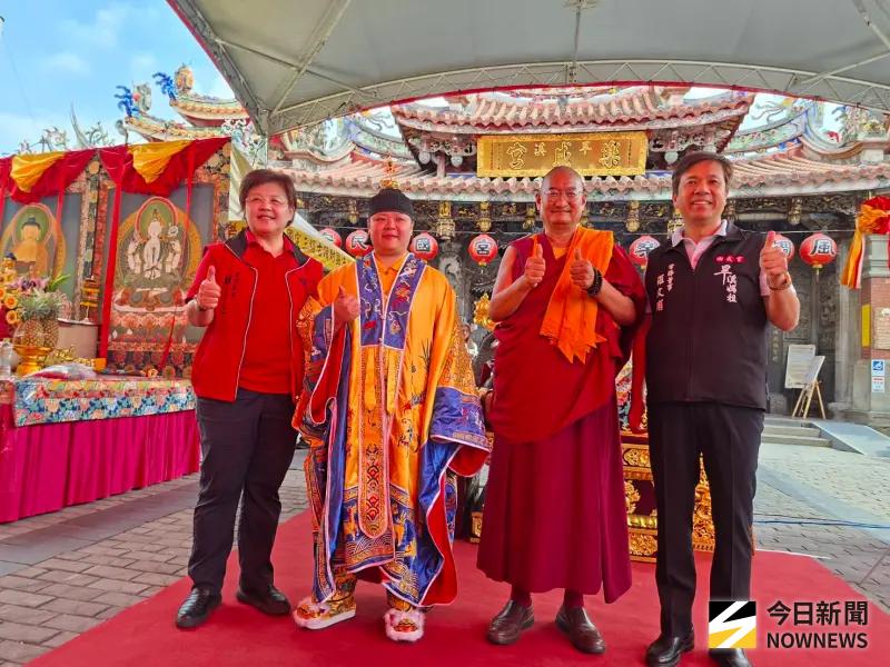 ▲台中寶光宮結合藏傳佛教的隨許加持灌頂，今天在樂成宮舉辦法會，佛道結合為民眾與台灣祈福。（圖／記者金武鳳攝，2025.9.21)