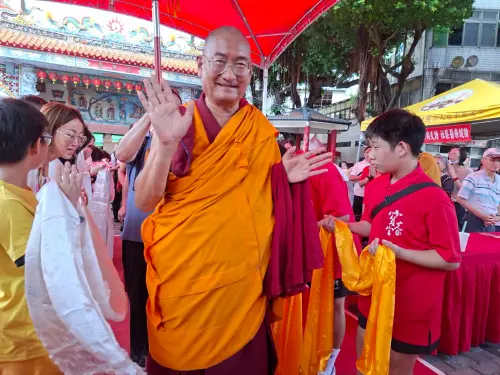 ▲覺囊嘉察法王所到之處，總見信眾相隨聞法，現場梵音遠揚，法喜殊勝。（圖／記者金武鳳攝，2025.9.21)