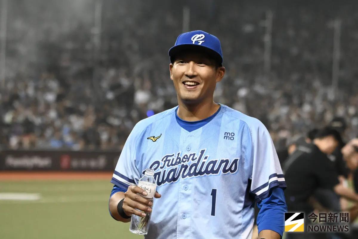 ▲「悍將遊俠」林哲瑄今（21）日在台北大巨蛋迎來球員生涯的「最後一舞」。林哲瑄受訪時提到，賽後在場中集合時有跟隊友們說一段內心話：「我的時代已經結束了，接下來就是他們的時代，希望他們可以一起加油撐起富邦悍將。」（圖／記者林柏年攝,2025.09.21）