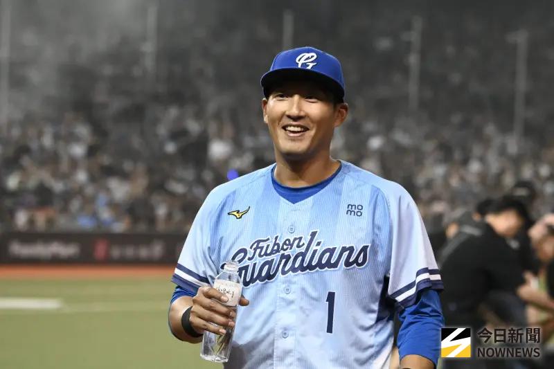 ▲「悍將遊俠」林哲瑄今（21）日在台北大巨蛋迎來球員生涯的「最後一舞」。林哲瑄受訪時提到，賽後在場中集合時有跟隊友們說一段內心話：「我的時代已經結束了，接下來就是他們的時代，希望他們可以一起加油撐起富邦悍將。」（圖／記者林柏年攝,2025.09.21）