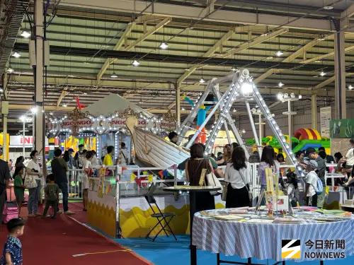 ▲首屆台灣國際兒少書展在台中落幕，四天盛會吸引很多親子入場，既逛展，也被會場中的遊樂設施驚喜到。（圖／記者金武鳳攝，2025.9.21)