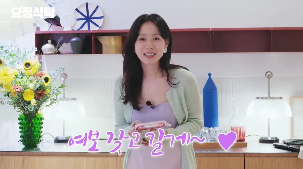 ▲孫藝真（如圖）在《妖精在炯》曝玄彬最大優點，還在吃到美食時，不忘甜笑為他打包，直接對鏡頭喊話：老公我帶給你吃。（圖／YouTube@fairyjaehyung）