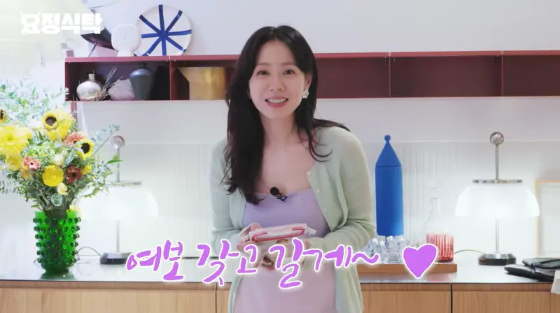 ▲孫藝真（如圖）在《妖精在炯》曝玄彬最大優點，還在吃到美食時，不忘甜笑為他打包，直接對鏡頭喊話：老公我帶給你吃。（圖／YouTube@fairyjaehyung）