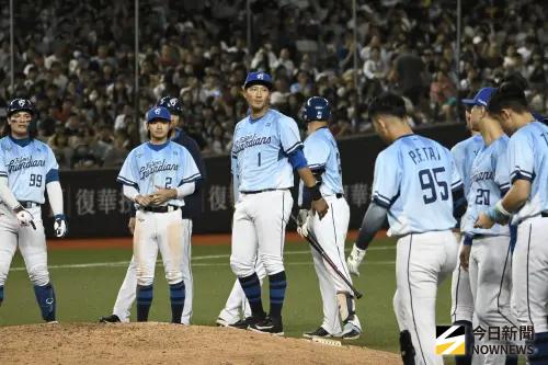 ▲富邦悍將林哲瑄賽後在場中集合時有跟隊友們說一段內心話：「我的時代已經結束了，也謝謝他們參與我的時代。接下來就是他們的時代，希望他們可以一起加油撐起富邦悍將。」（圖／記者林柏年攝,2025.09.21）