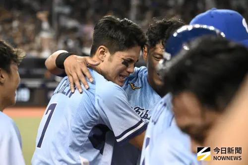 ▲陳真轟出本季第4轟，將比數再度追近至1分差。陳真在繞壘後回到場邊與本季最後一次出賽的林哲瑄擁抱許久，同時也激動地流下男兒淚。（圖／記者林柏年攝,2025.09.21）