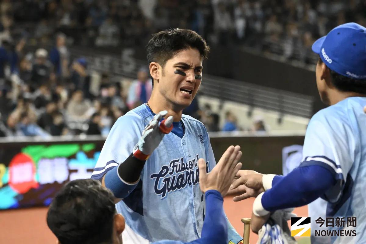 ▲富邦悍將陳真在林哲瑄生涯最後一場敲轟，回到休息室情緒激動，瞬間落淚。（圖／記者林柏年攝,2025.09.21）