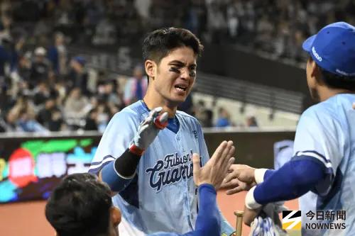 中職／陳真拿林哲瑄球棒開轟後繞壘激動落淚！坦言情緒真的忍不住

