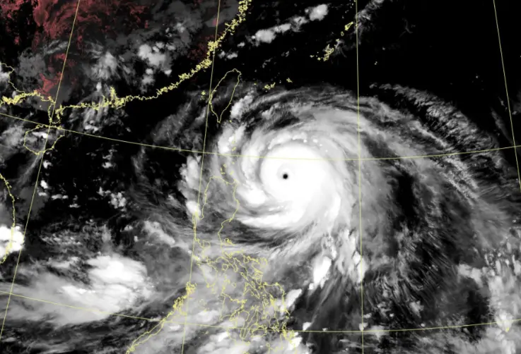 ▲前氣象局長鄭明典表示，樺加沙颱風，有清澈的細小颱風眼、完整的眼牆雲系，應該是毫無疑問的升級強烈颱風。（圖／中央氣象署）